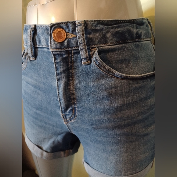 🍒 SO Blue Jean Shorts Cuffed Hem - Picture 3 of 7